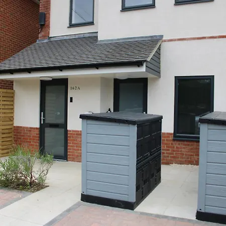 White House Apartment, Staines Upon Thames Exterior photo