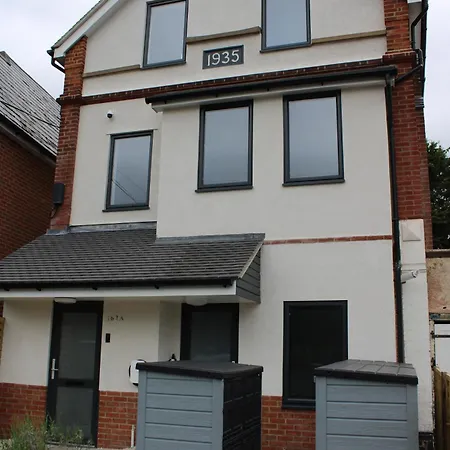 White House Apartment, Staines Upon Thames Exterior photo