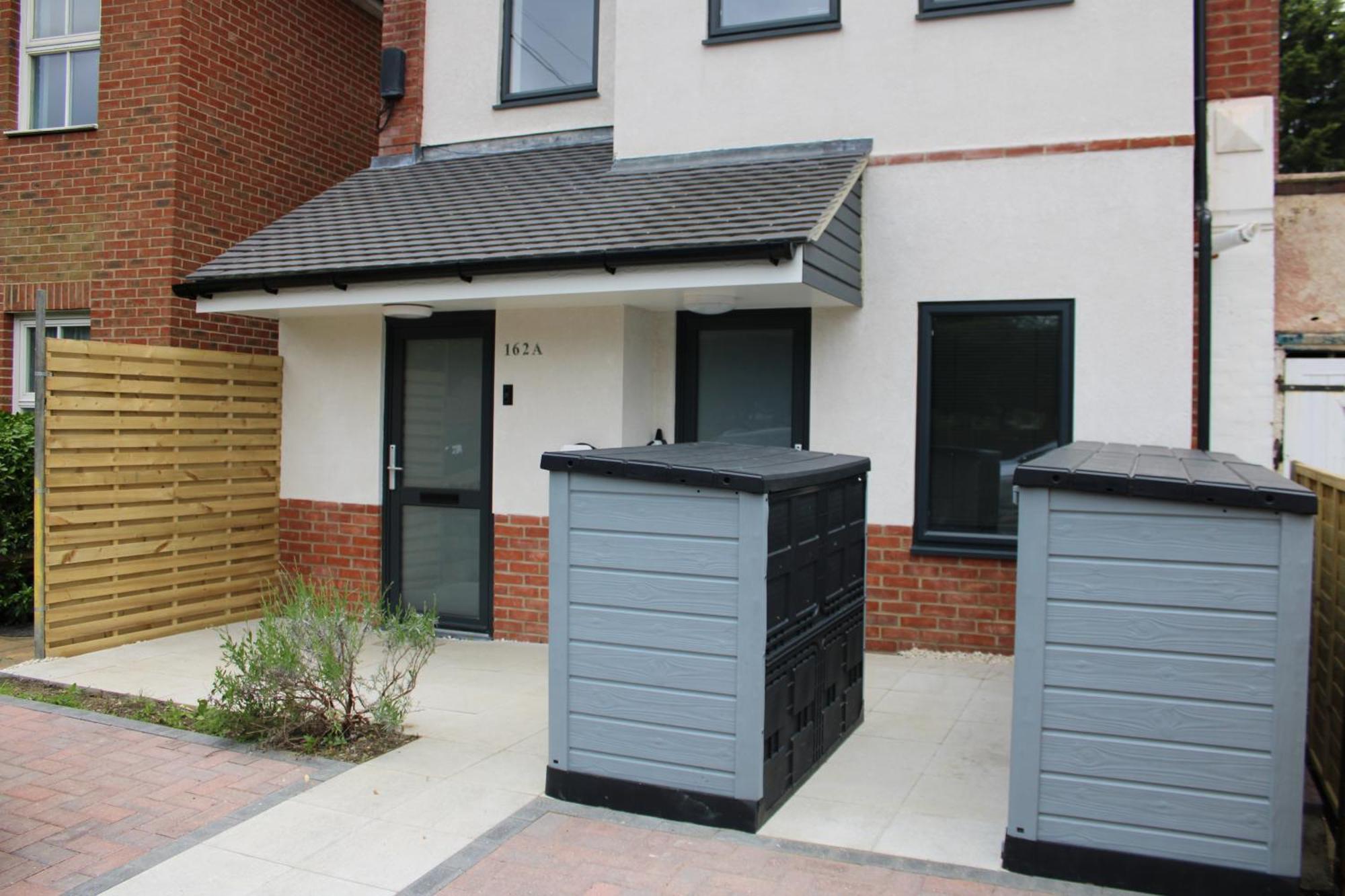 White House Apartment, Upon Thames Apartment *