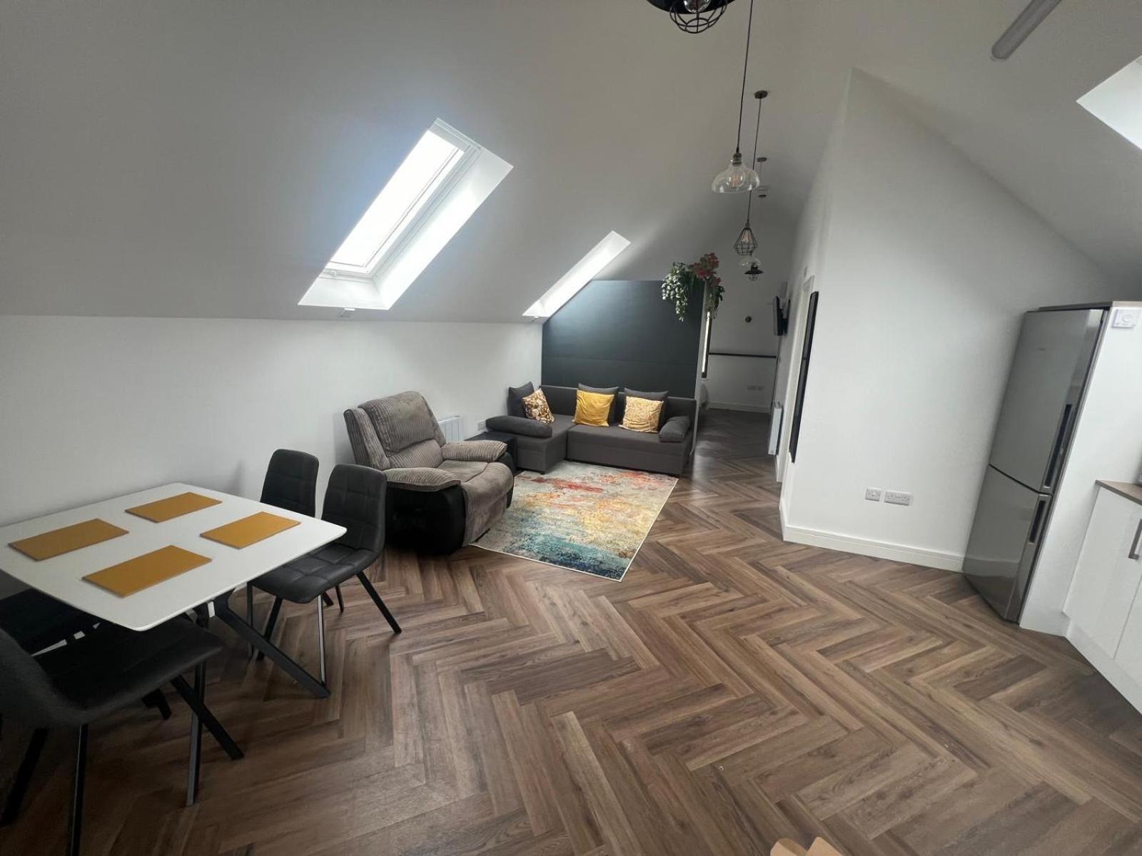 White House Apartment, Upon Thames Staines-upon-Thames