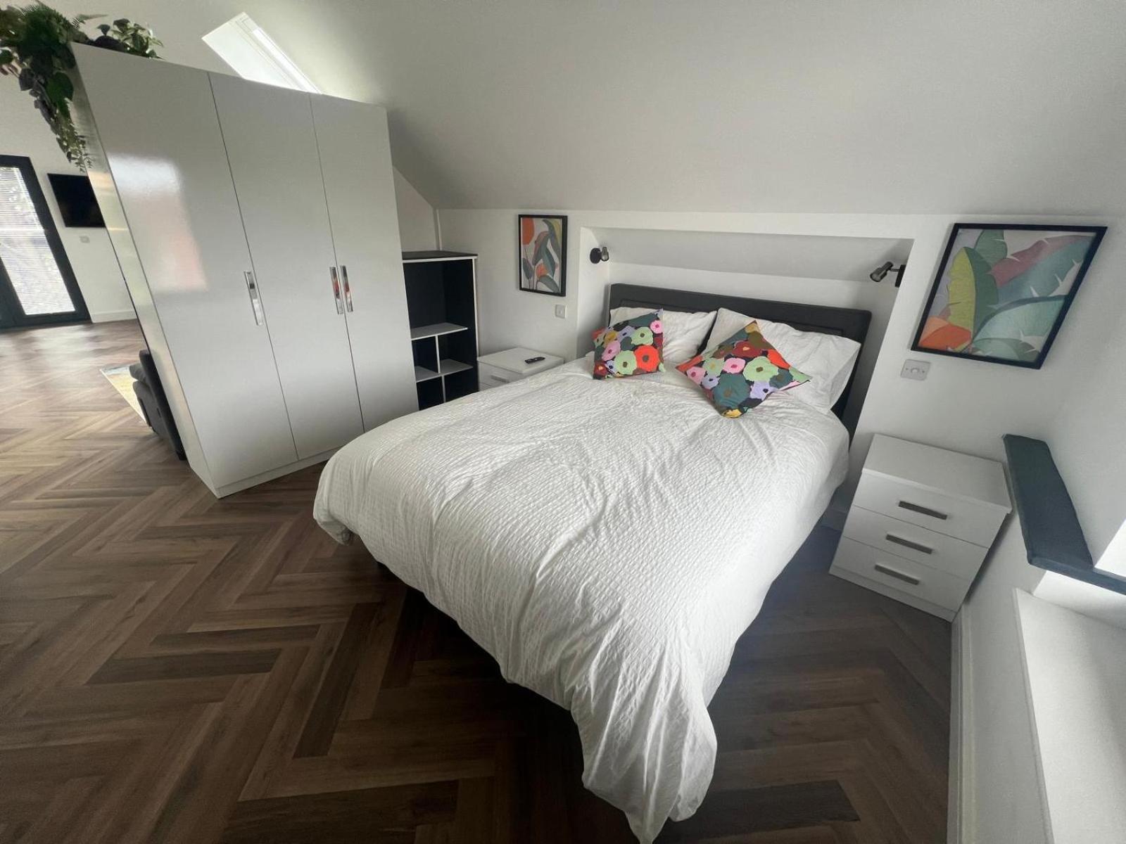 White House Apartment, Upon Thames * Staines-upon-Thames