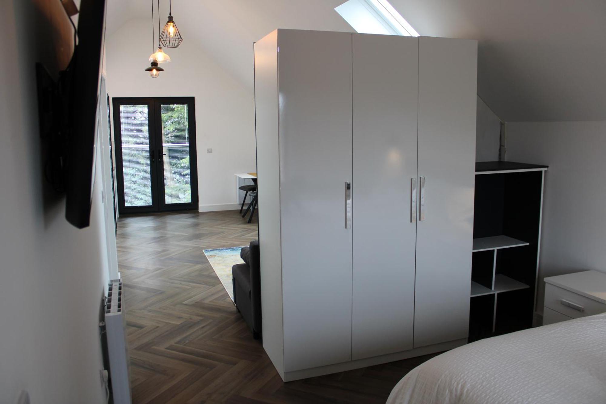 White House Apartment, Upon Thames * Staines-upon-Thames